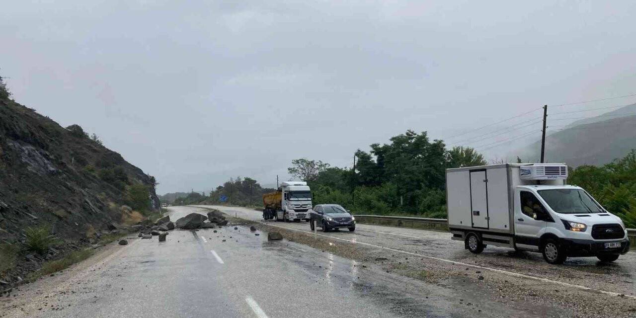 Kastamonu’da yağışlar nedeniyle yola kaya parçaları döküldü