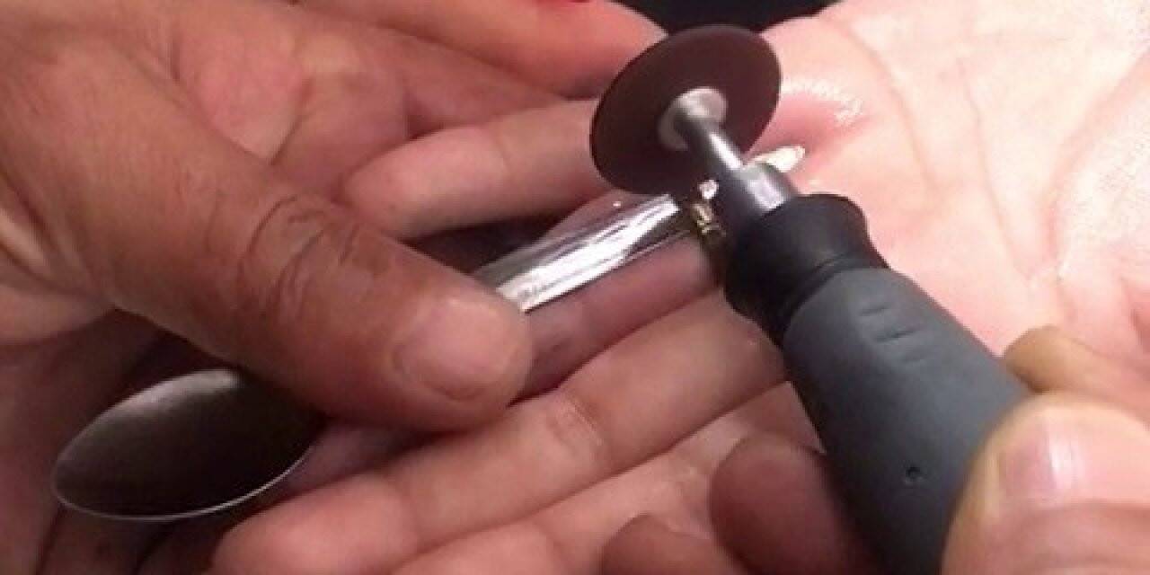 Parmaktan çıkmayan çelik yüzüğü itfaiye çıkarttı