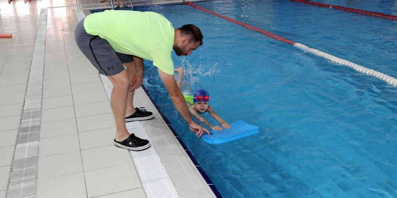 Çocuklara ücretsiz yüzme kursu