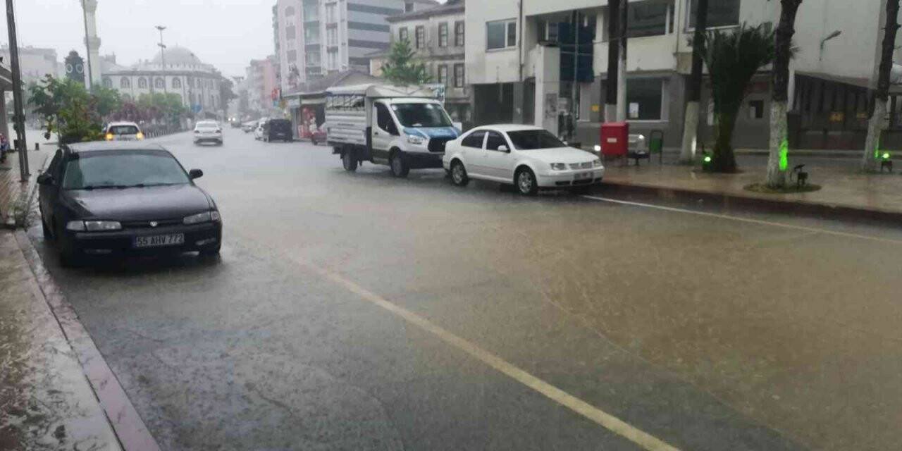 Valilik uyardı: “Şiddetli yağışlar saat 21.00’e kadar devam edecek”