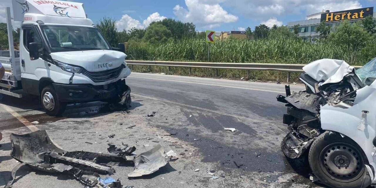 Sancaktepe’de 2 araç kafa kafaya çarpıştı: 2 yaralı