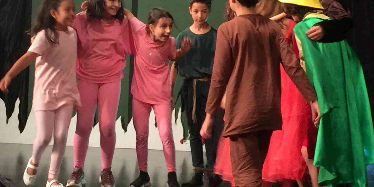 Minikler büyükleri güldürürken düşündürdü