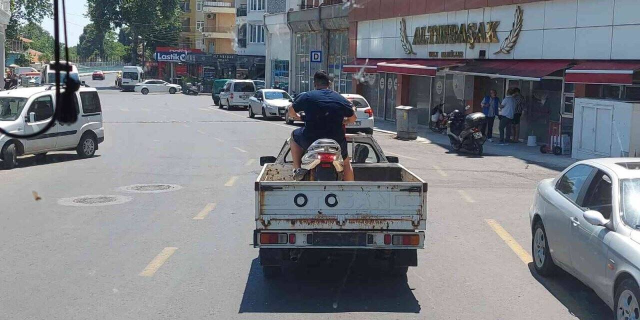Tekirdağ’da ilginç yolculuk: Motosiklet asfaltta değil, kamyon kasasında