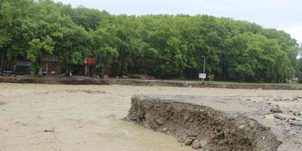 Türkeli’de geçici köprüler yıkıldı, 13 kişi tahliye edildi
