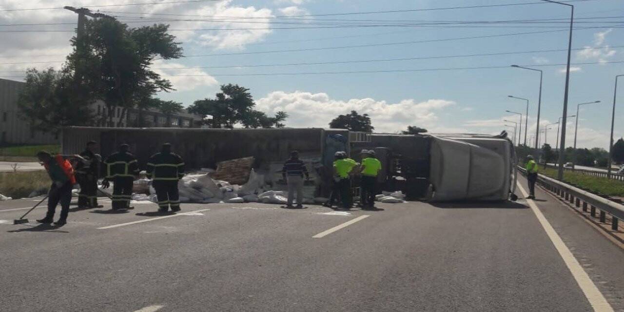 Devrilen tırda baba ve oğlu yaralandı