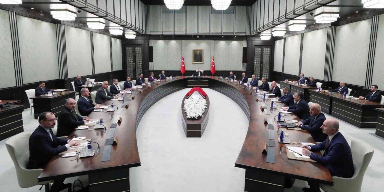 Cumhurbaşkanlığı Kabine Toplantısı, Cumhurbaşkanı Recep Tayyip Erdoğan başkanlığında başladı.