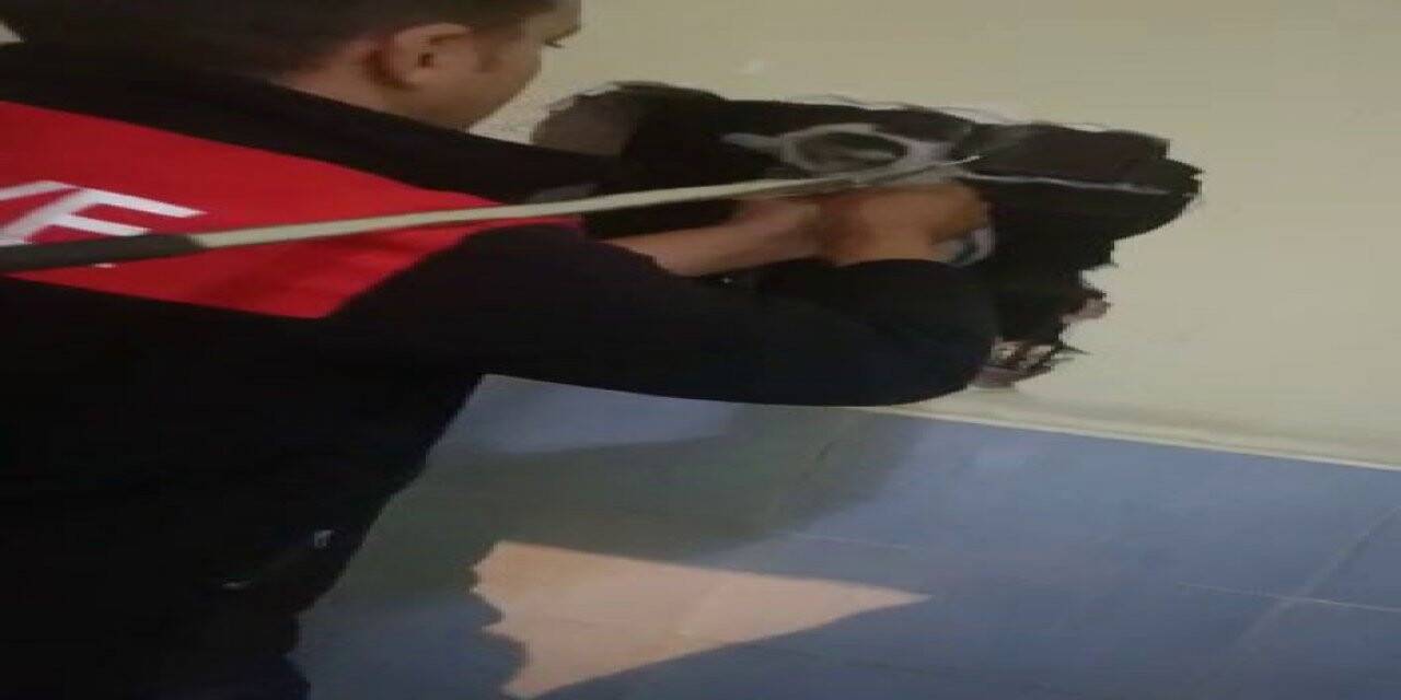 Boşluga düşen kediyi kurtarmak için duvarı kırdılar