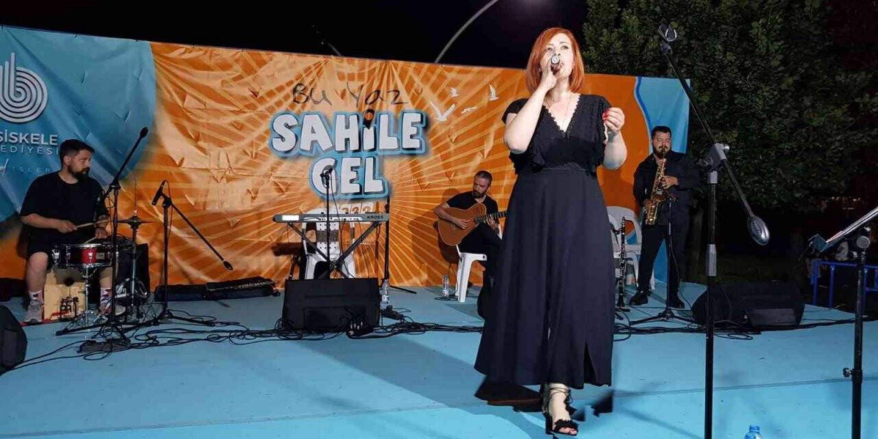 Başiskele sahilinde müzik şöleni devam ediyor