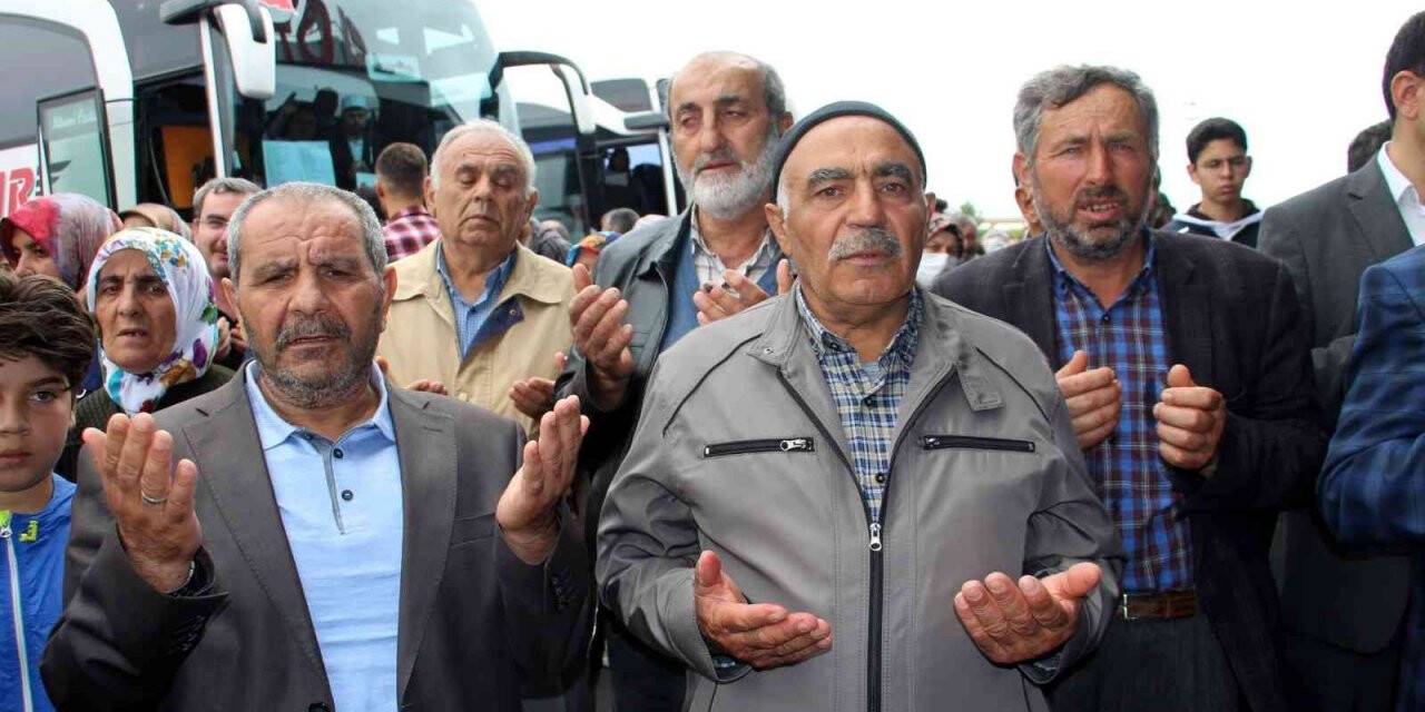 Sivaslı hacı adayları dualarla kutsal topraklara uğurlandı