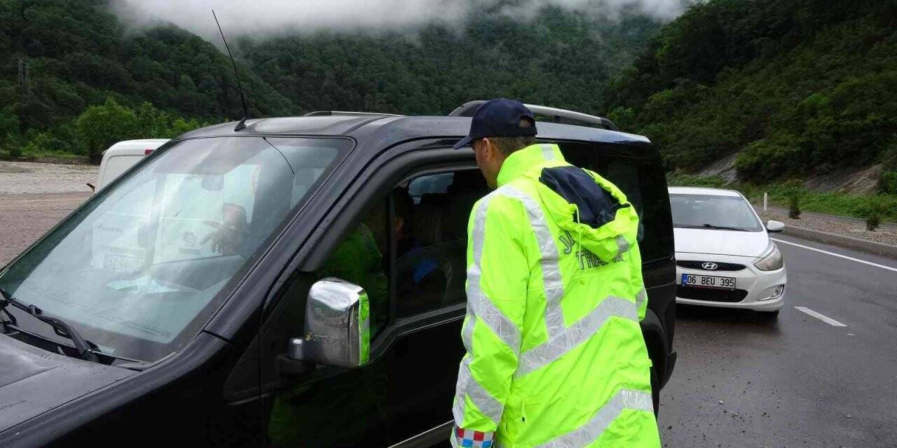 Ayancık’ta boşaltılan köylerde bazı evlerin girişleri suyla doldu