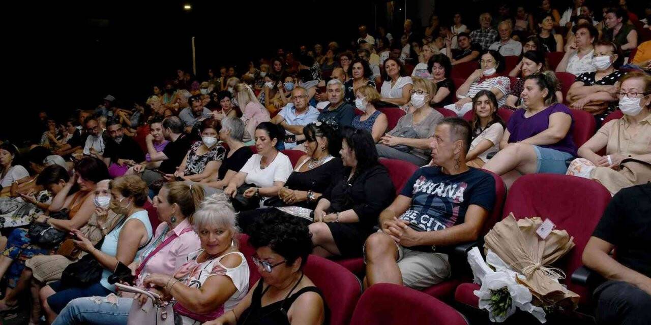 Kuşadası Belediyesi tiyatroseverleri oyunlar ile buluşturdu