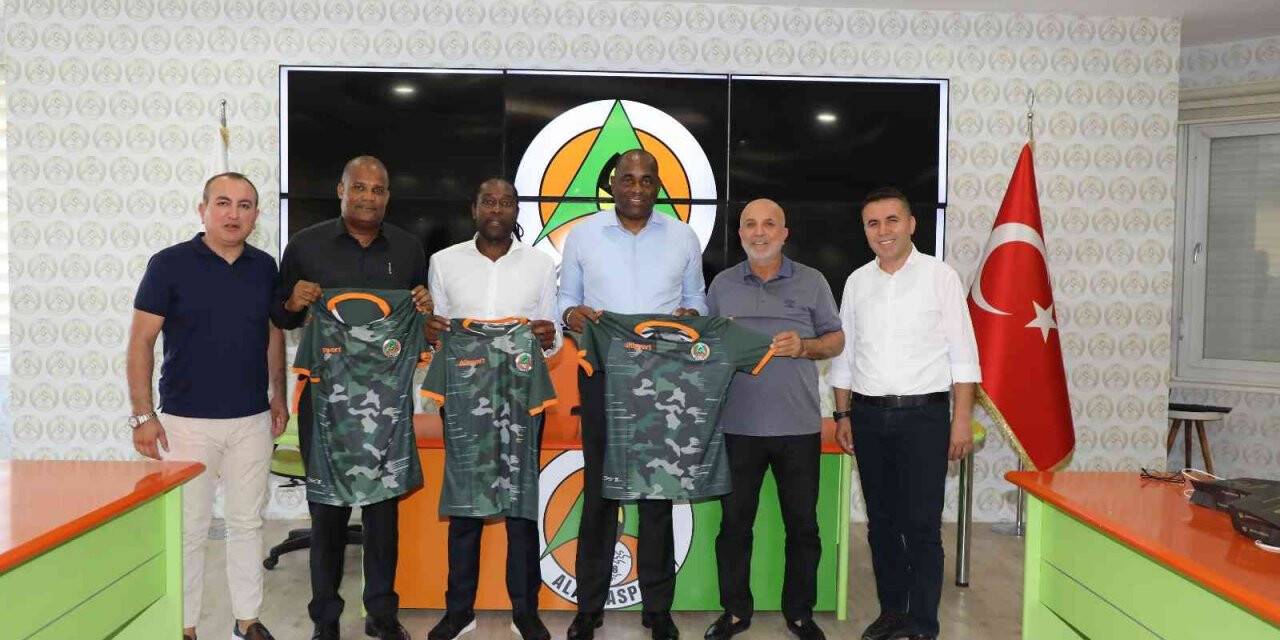 Dominika Başbakanı Skerrit’e Alanyaspor forması
