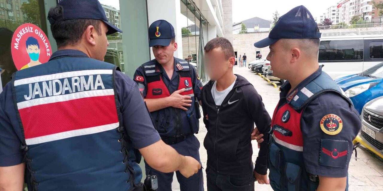 16 yaşındaki çocuk 3 kişiyi bıçakladığı iddiasıyla gözaltına alındı