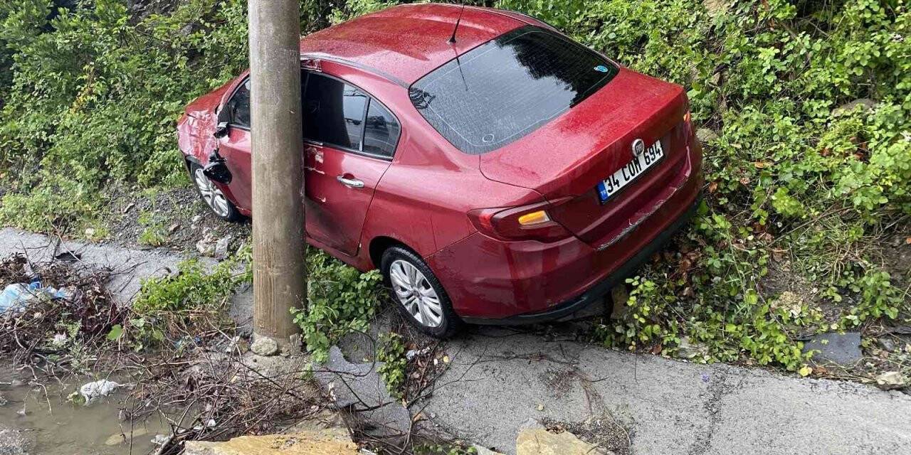 Yağışlı havada kontrolden çıkan otomobil ormanlık alana girdi