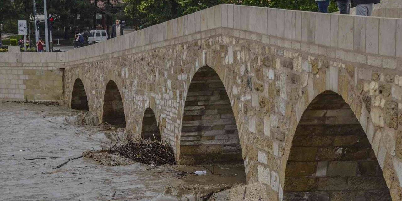 Sağanak yağış Taşköprü’de ırmak ve derelerin su seviyesini yükseltti