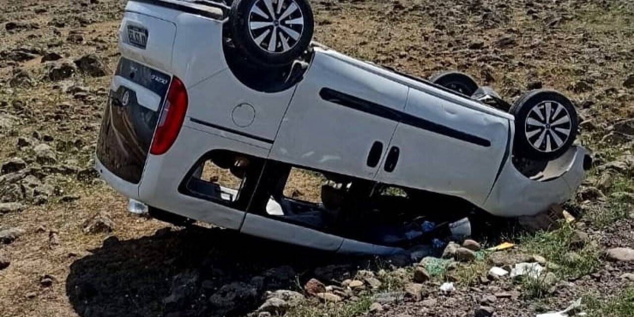 Tunceli’de hafif ticari araç şarampole devrildi: 3 yaralı