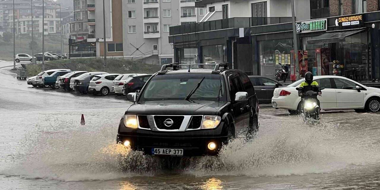 Cadde göle döndü, araçlar güçlükle ilerledi