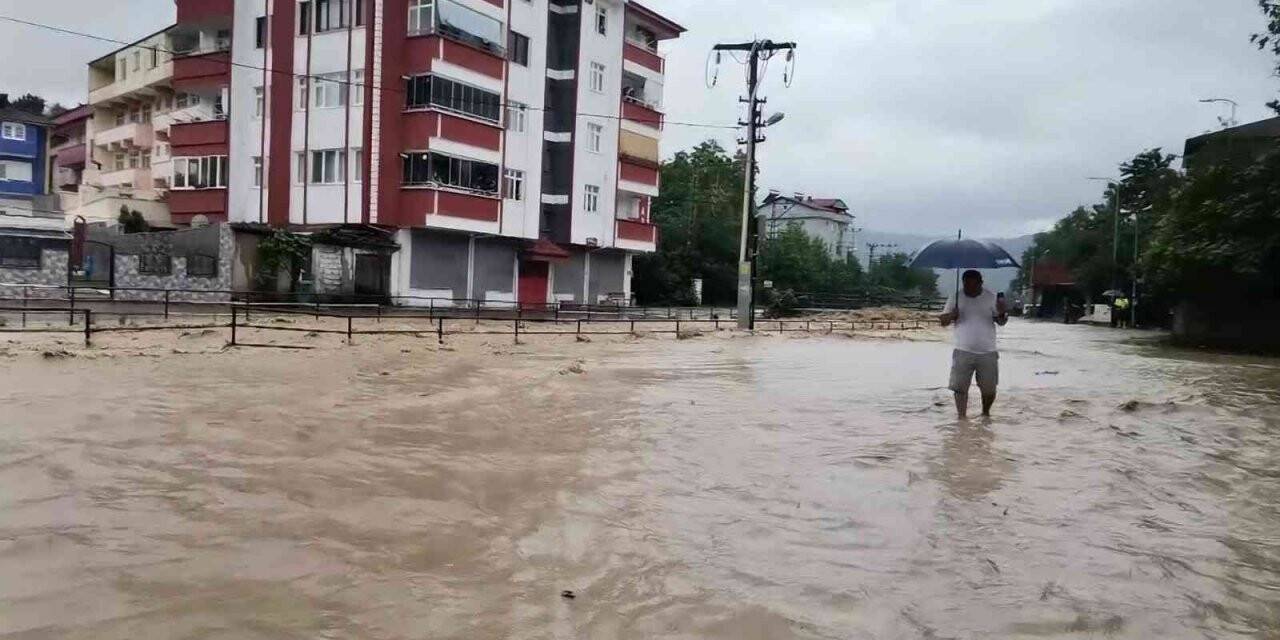 Gökçebey’de dere taştı, yollar su altında kaldı