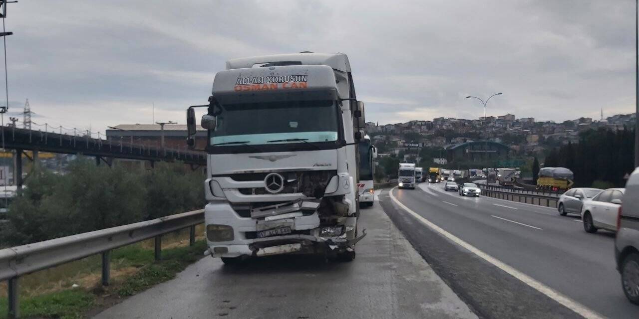 Tır ile otobüsün arasında kalan otomobilden sağ çıktı