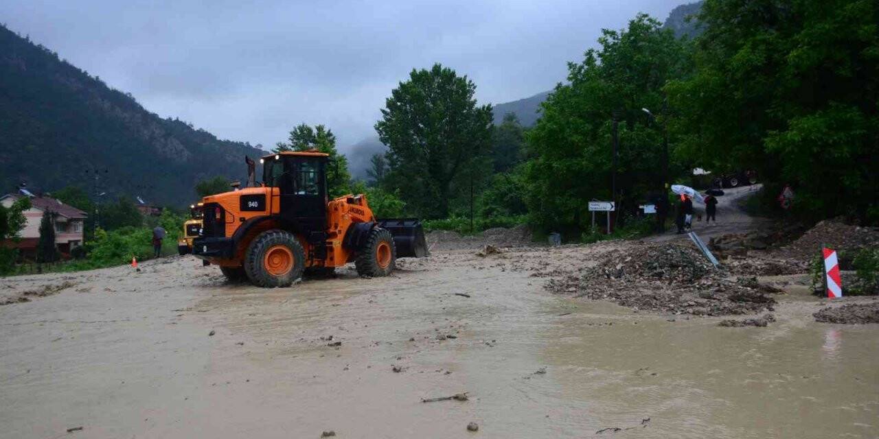 Dağlardan gelen yağmur suyu trafiği durdurdu, araçlar kontak kapattı
