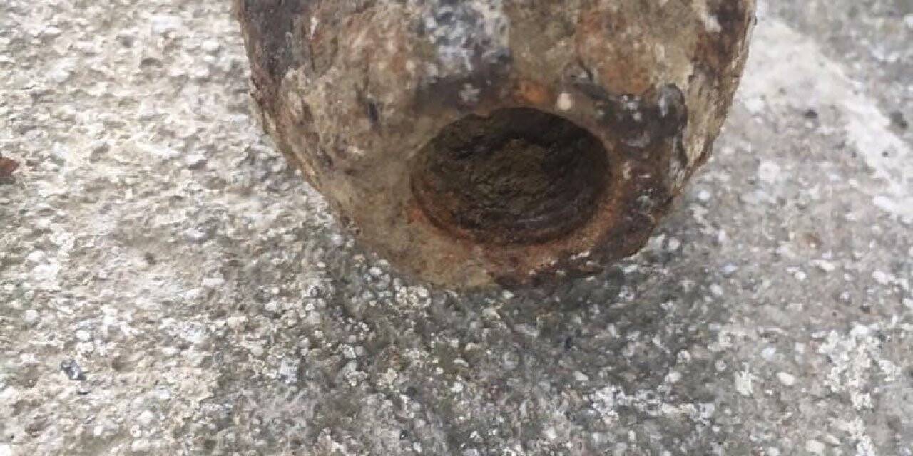 Mezar kazarken patlamamış top mermisi buldu