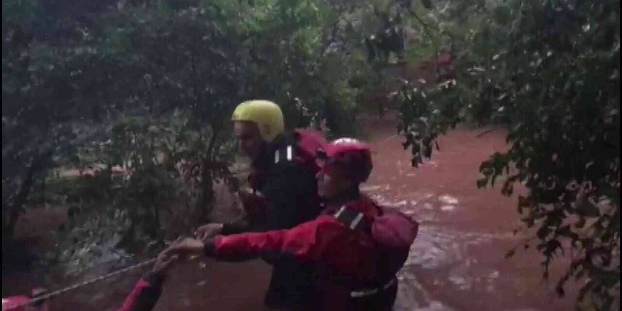 Selde mahsur kalan 8 kişilik aileyi JAK ve AFAD kurtardı