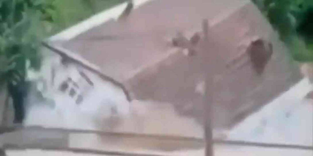 Sel cami ve evi böyle yıktı