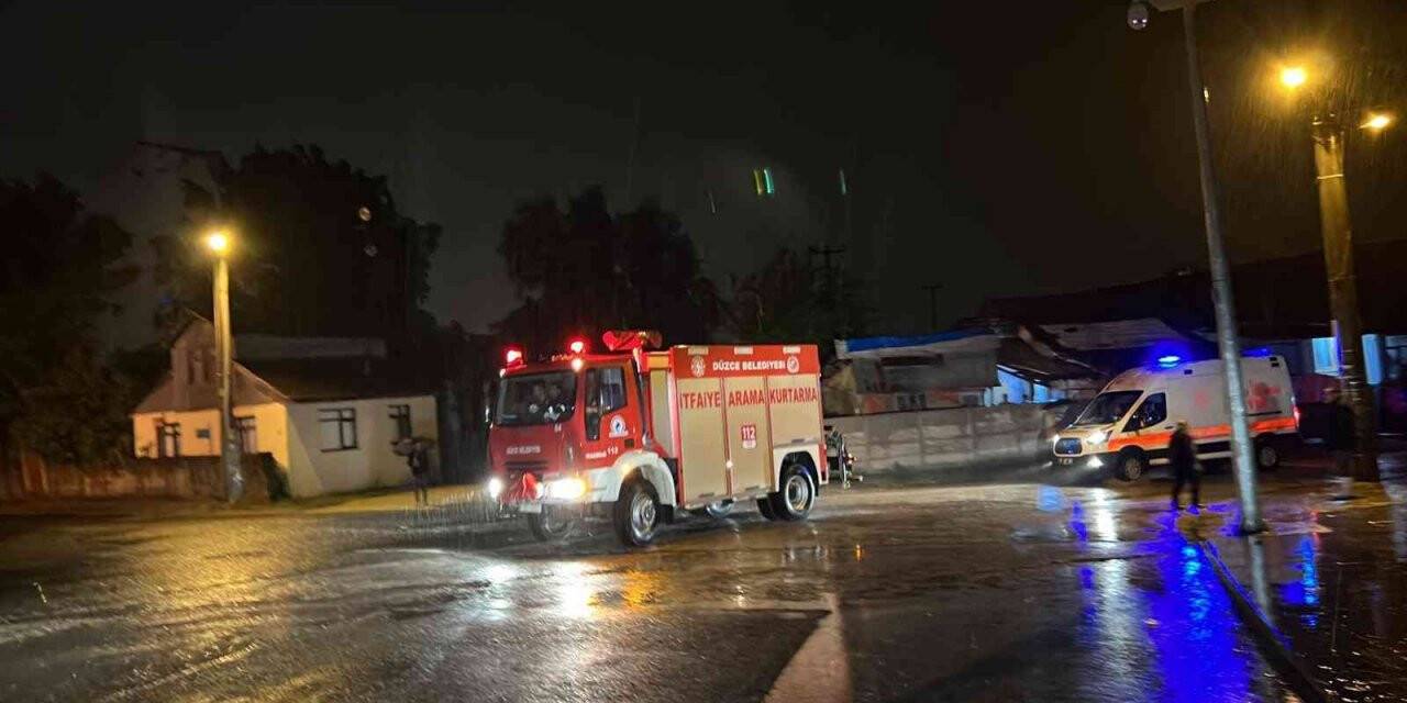 Yaslandığı ağacın dalı kırılınca dereye düştü