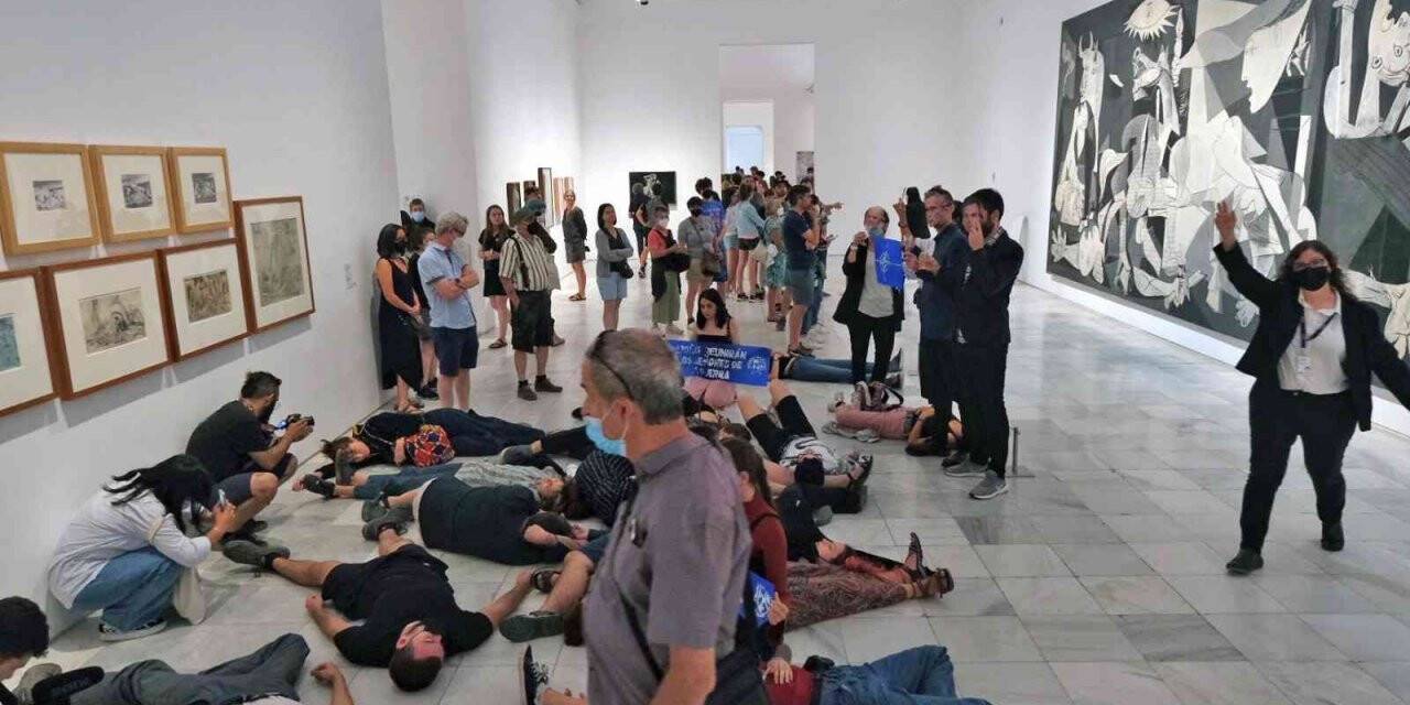 Savaş karşıtlarından Picasso tablosu önünde NATO protestosu
