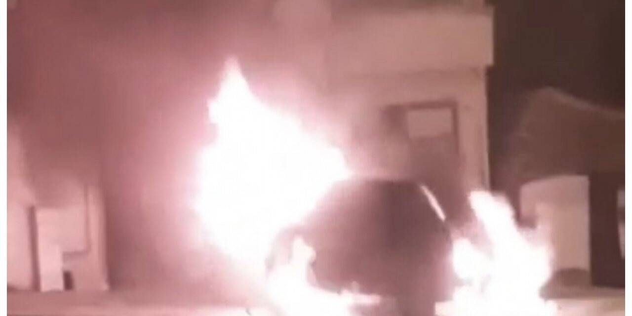 Silivri’de park halindeki otomobil alev alev yandı