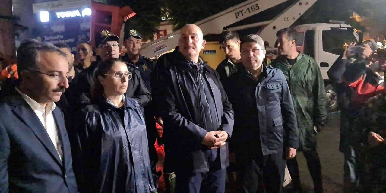 Bakan Soylu, Bartın’daki sel bölgesinde: "Vatandaşımızla bu sel afetinin oluşturduğu süreç ortadan kalkana kadar beraber olacağız"