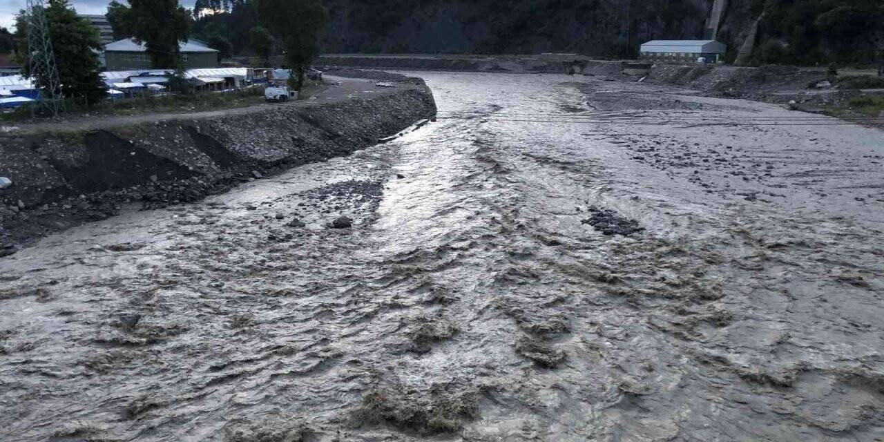 Ayancık’taki tehlike azaldı, çayın seviyesi normale indi