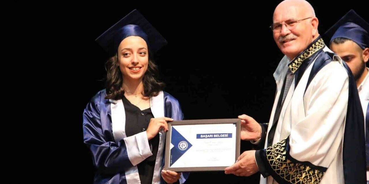 Uşak Üniversitesi mezunlarını meslek yaşamlarına coşkuyla uğurladı