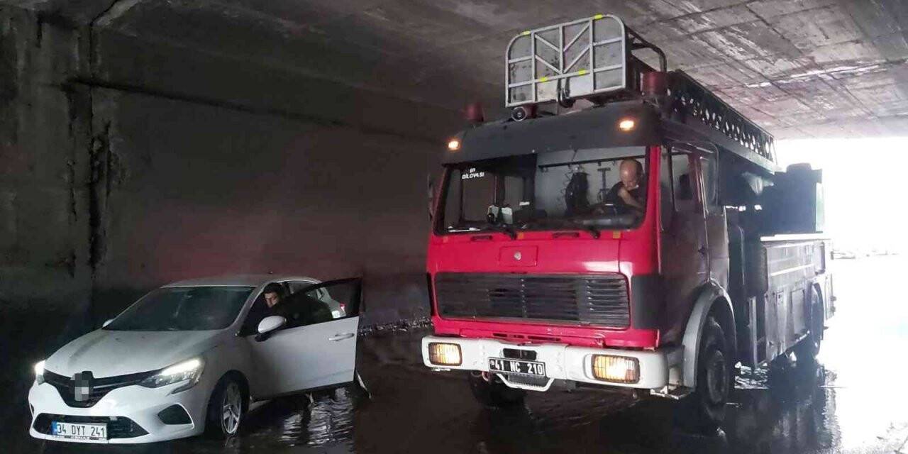 Suya gömülüp mahsur kalan aracın yardımına ekipler koştu