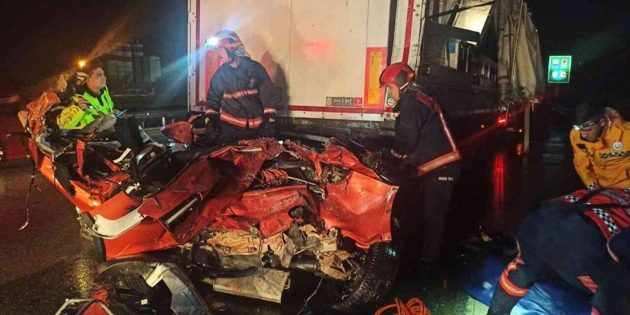 TEM’de feci kaza, tırın altına giren otomobil hurdaya döndü: 1 ölü, 3 yaralı