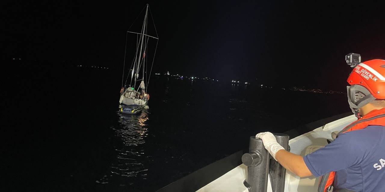 Yelkenli teknedeki 18 düzensiz göçmen yakalandı