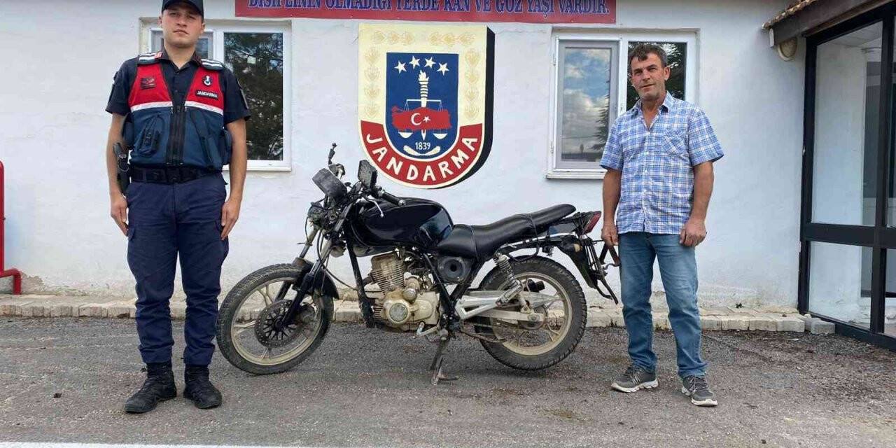 Çalıntı motosiklet jandarma ekiplerince bulunarak sahibine teslim edildi