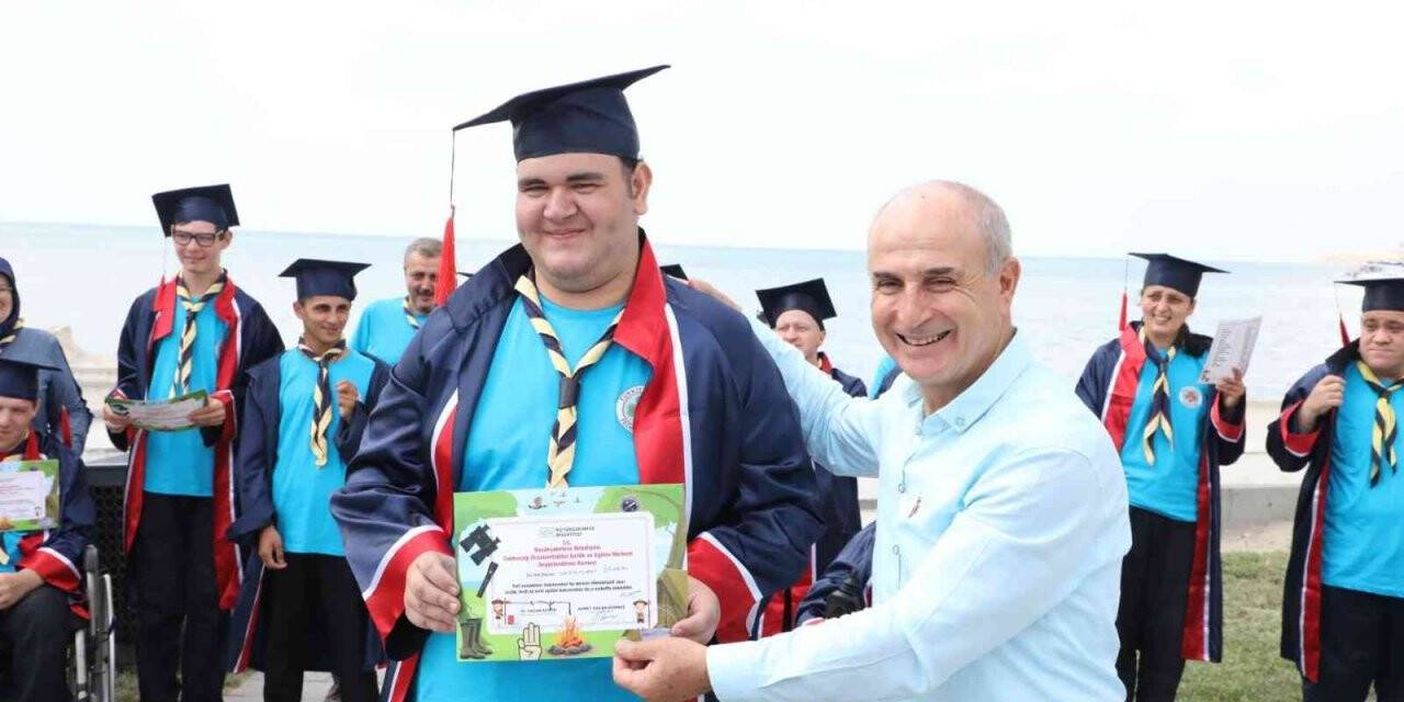 Dezavantajlı izcilerin mezuniyet sevinci