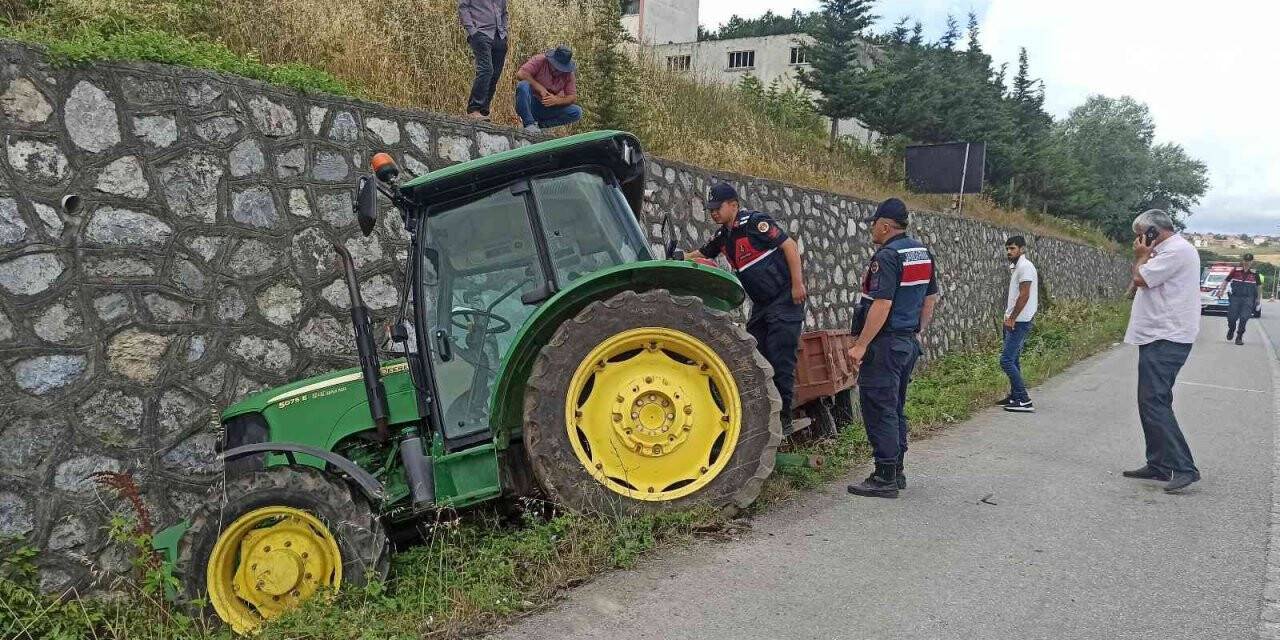 Traktör istinat duvarına çarptı: 1 yaralı