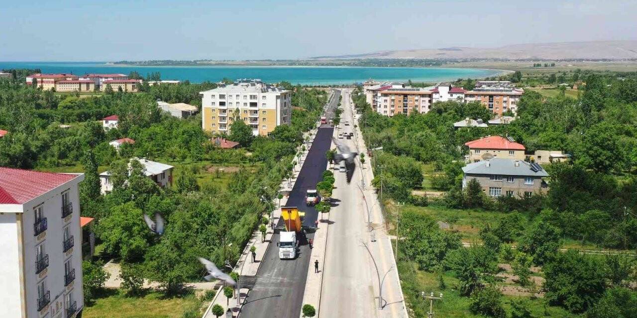 Van Büyükşehir Belediyesi, Gevaş Atatürk Caddesi’ni asfaltlıyor