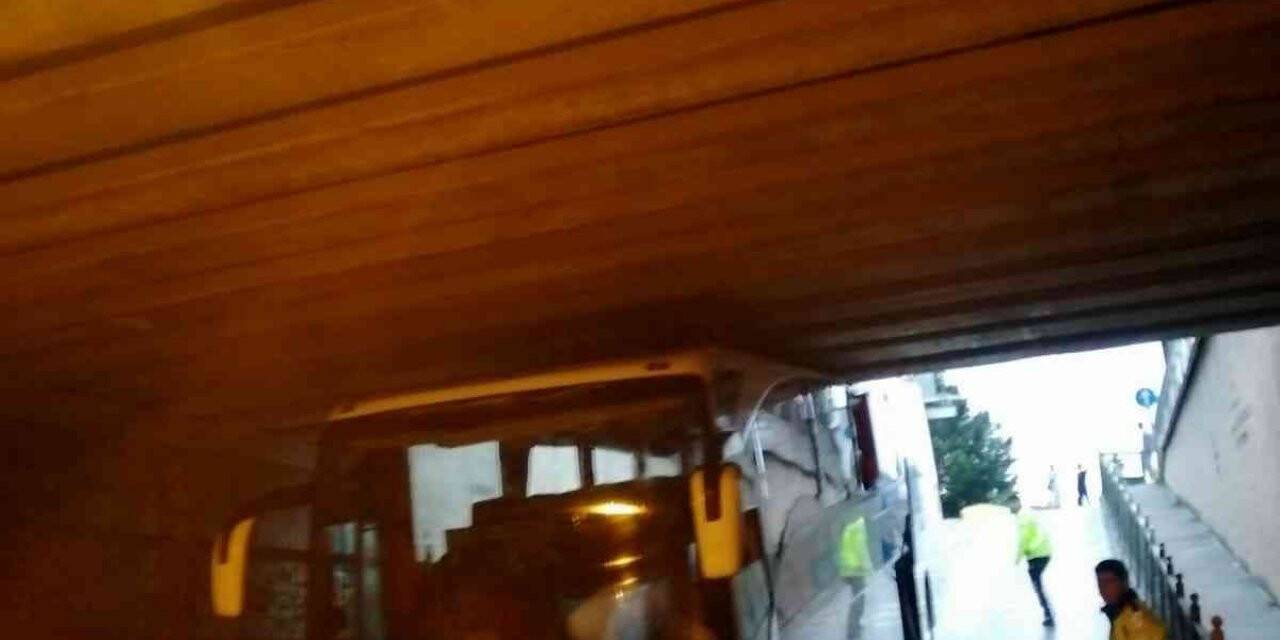 Yolcu otobüsü alt geçitte sıkıştı