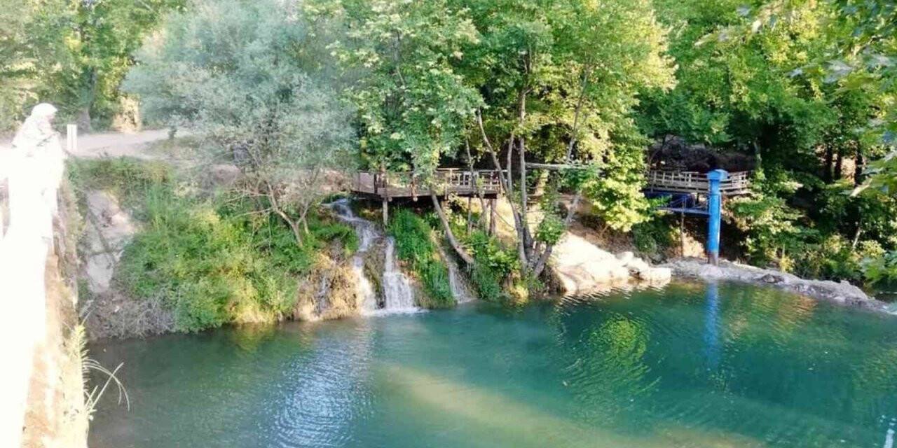 Göktepe sakinleri doğal havuzda serinliyor