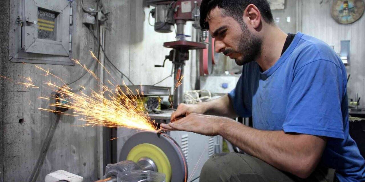 Bıçak ustaları siparişleri yetiştirebilmek için gece gündüz çalışıyor
