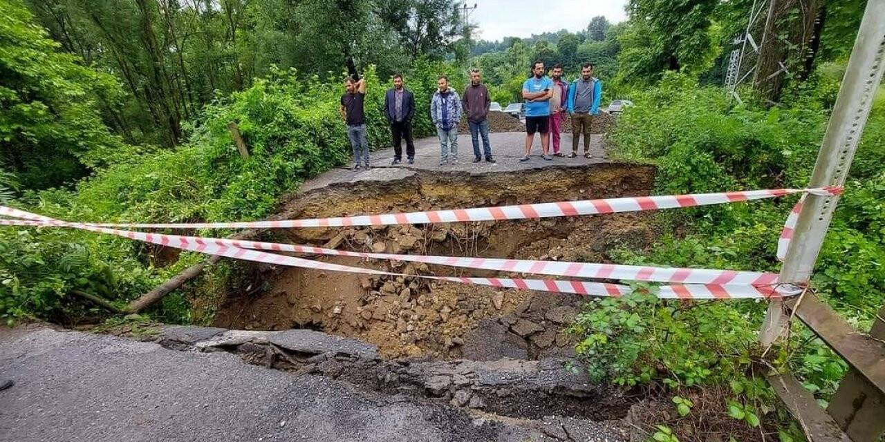 Sel Köprülerde ağır hasar bıraktı, Gümeli alternatif yolu kapandı