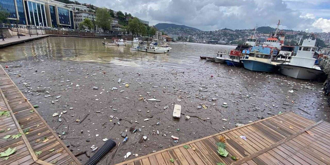 Kırmızı alarmın verildiği kentte çöpler limana doldu
