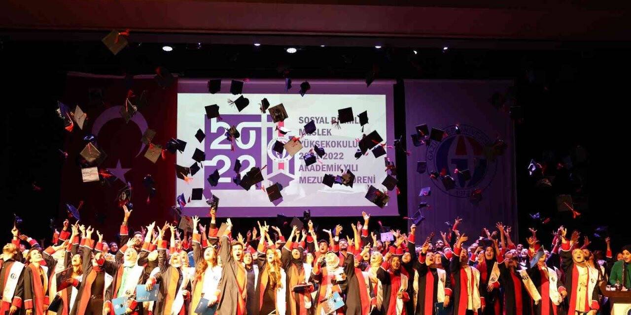 GAÜN Sosyal Bilimler MYO’da mezuniyet sevinci
