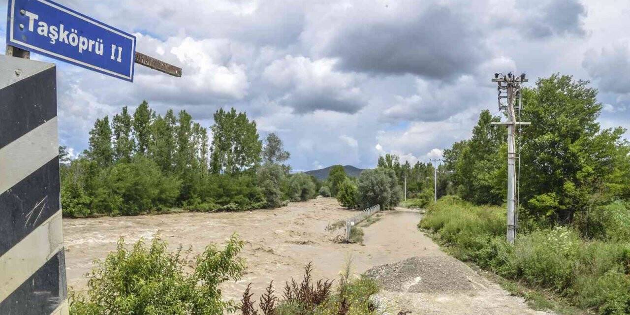 Gökırmak taştı, tarihi taşköprü ulaşıma kapatıldı