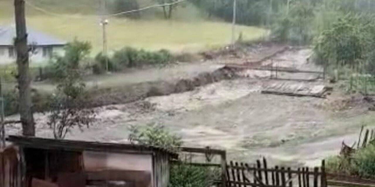 Sele kapılan ev ve mezarlık yok oldu