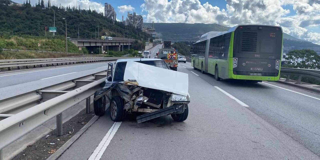 D-100’de bariyere çarpan otomobildeki 2 kişi yaralandı