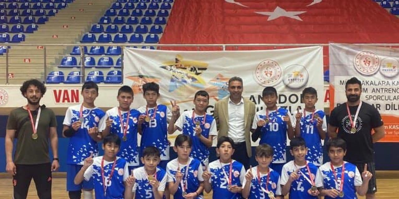 Van’ın erkek ve kız voleybol takımları yarı finale yükseldi